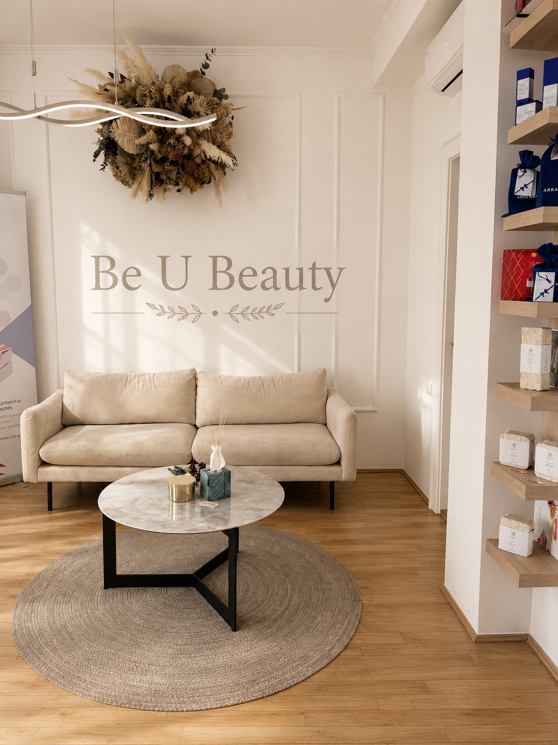 Be U Beauty várószoba - kényelmes fotelek, márvány asztal, privát hangulat